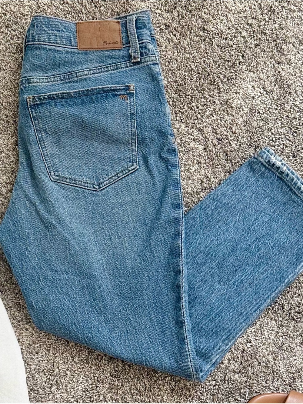 Madewell Cropped Perfect Vintage Straight-Leg Jeans in Medium Blue Wash - Picture 4 of 7